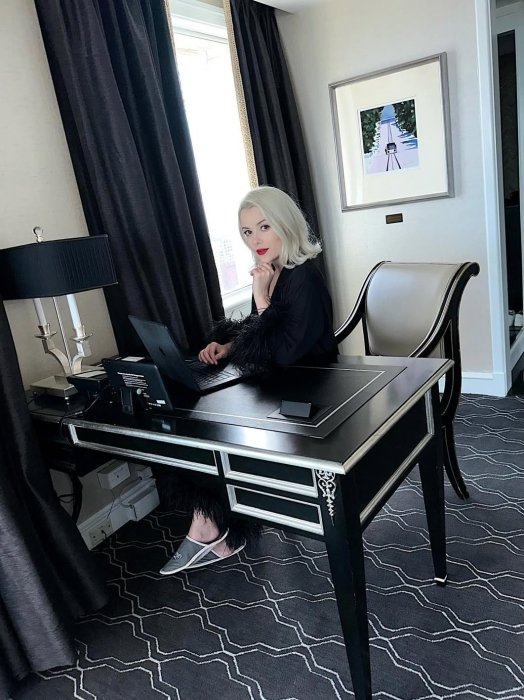 Міка Ньютон стала репетиторкою з вимови