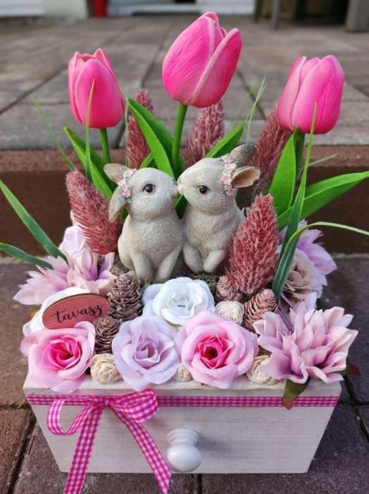 Статуэтки кроликов в тюльпанах, фото