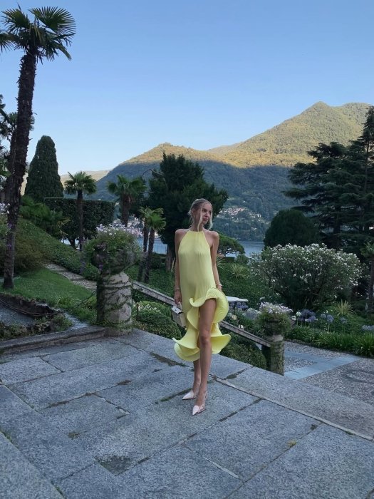 Леони Ханне показала, с чем носить желтое платье