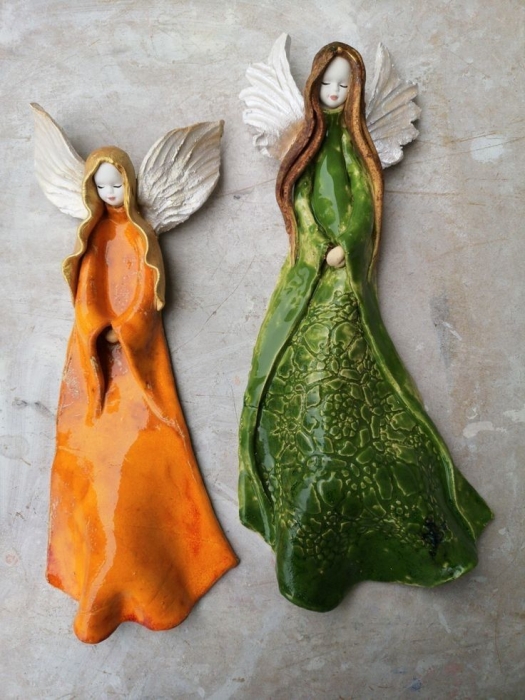 Статуетки дівчат-ангелів у помаранчевій та зеленій сукні, фото