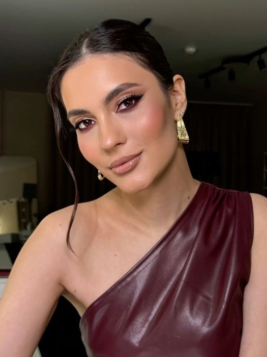 Макияж в бордовом стиле.