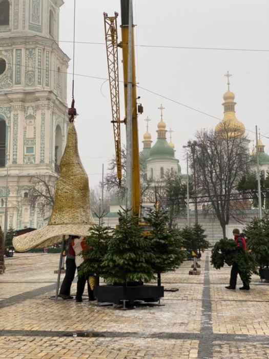 Шляпы больше нет: в Киеве с главной елки страны сняли "головной убор" - фото №2