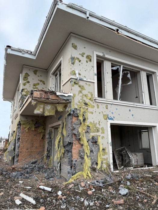 Наслідки обстрілу будинку Володимира Остапчука