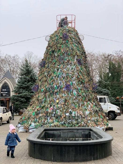 Вопреки войне. Как выглядят главные елки в украинских городах в 2022 году (ФОТО) - фото №8