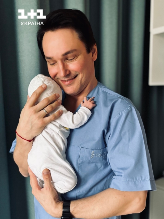 Звезда "Женского доктора" во второй раз стал отцом и очаровал фотографию с новорожденным малышом - фото №1