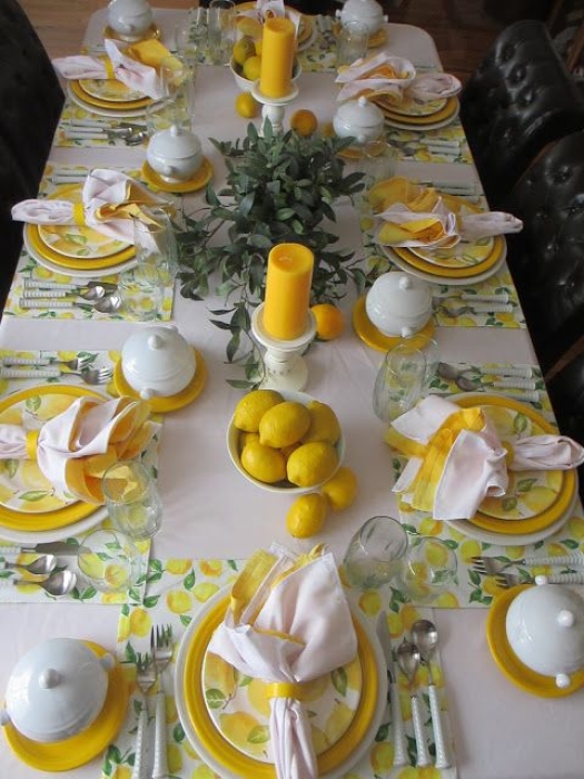 Праздничный стол в белых и желтых цветах, фото