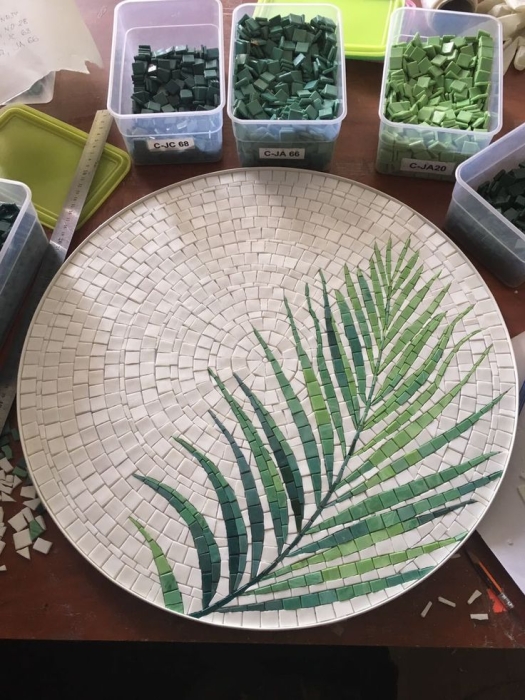Верх стола из мозаики: зеленый лист, фото