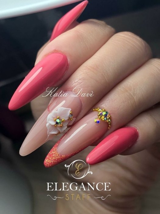 Стильные гламурные ногти на весну