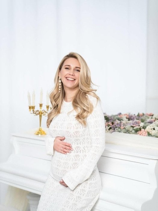 Мария Мельник показала беременный животик