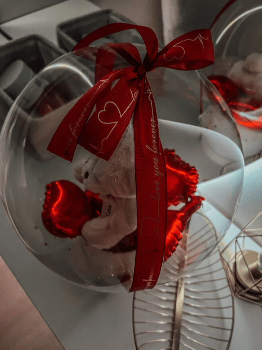 Як креативно запакувати подарунок на Новий рік 2026 — ідея з ялинковою кулею