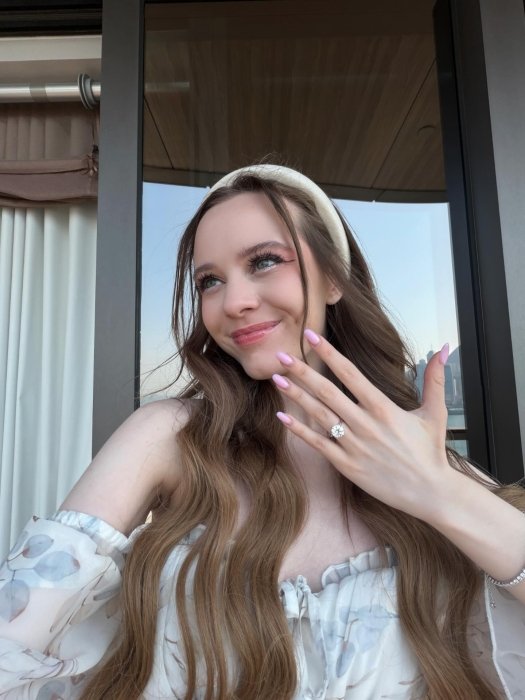 Актриса Ирина Кудашова засветила бриллиантовое кольцо и объяснила его значение