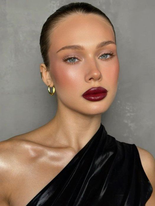 Бордовые губы, фото