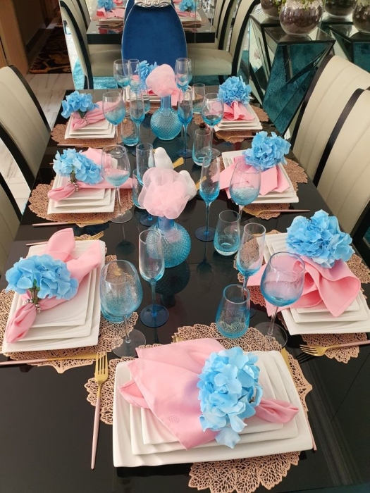 Святковий стіл у рожевих та блакитних кольорах, фото