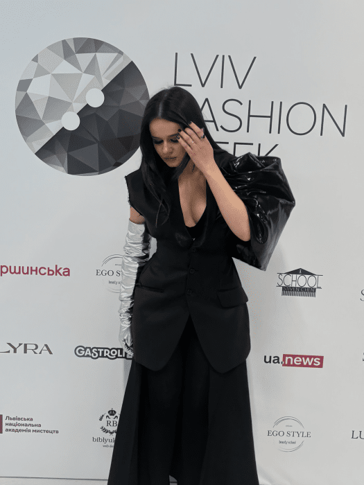 Співачка SOWA показала оригінальний образ на Lviv Fashion Week