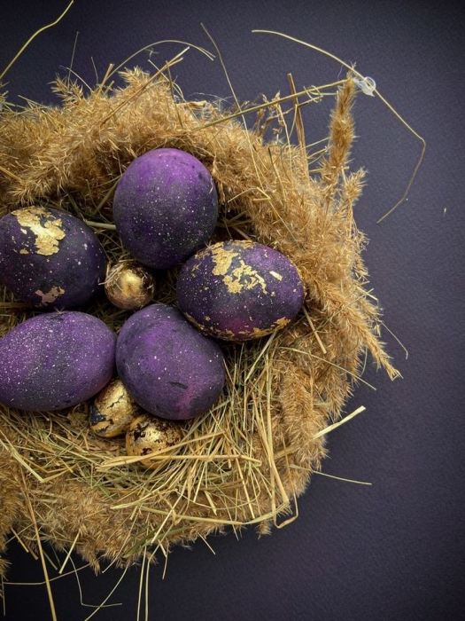 Фиолетовые пасхальные яйца с золотой фольгой, фото