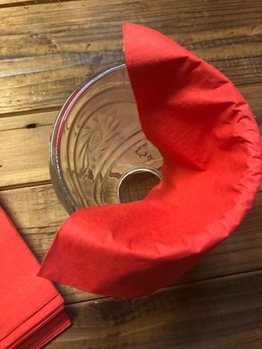 Розы, лилии и сердечки: мастер-класс, как сложить салфетку на праздничный стол (ФОТО) - фото №4