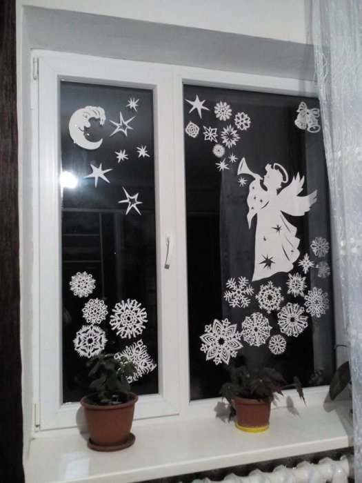 Как красиво повесить снежинки на окно