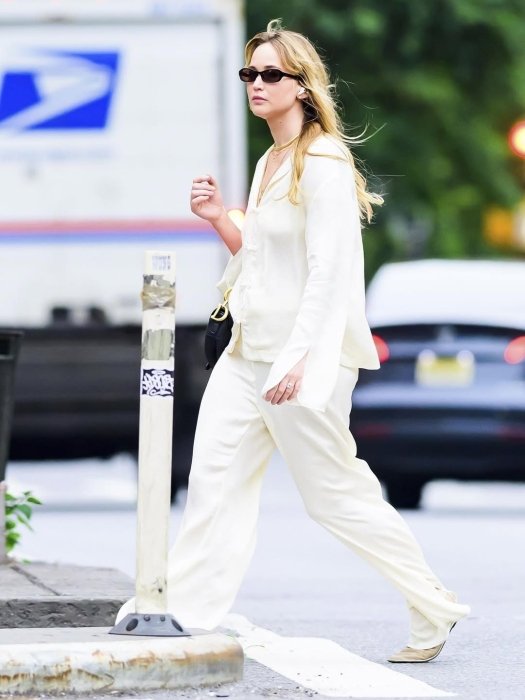 Дженнифер Лоуренс показала, с чем носить брючный костюм свободного кроя