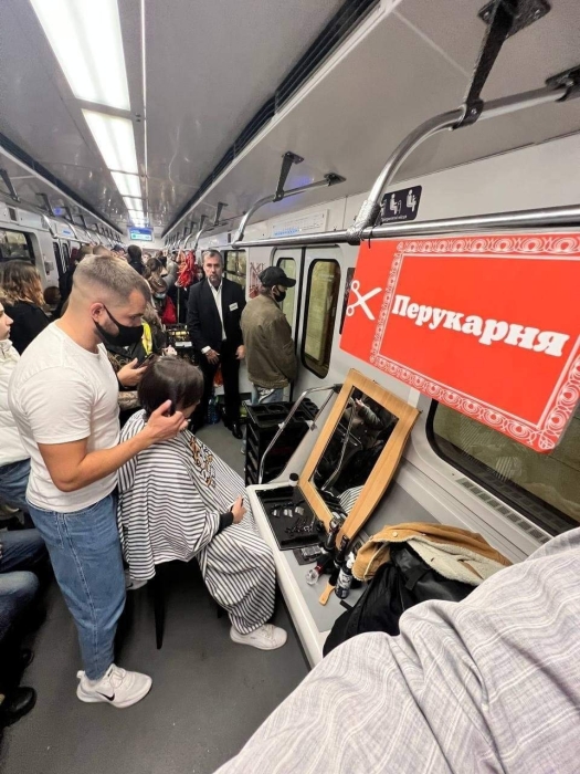 Маникюрный салон, базар и барбершоп: в киевском метро устроили акцию против нелегальной торговли (ФОТО) - фото №1