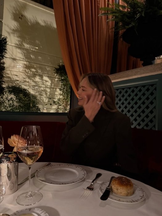 Вера Брежнева засветила обручальное кольцо, фото