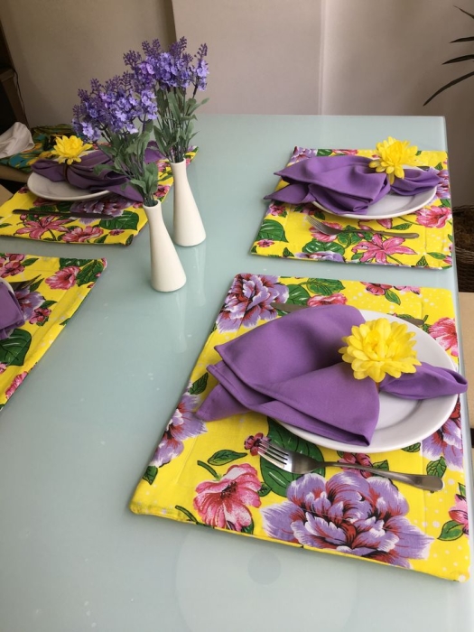 Сервировка стола в желтых и фиолетовых цветах, фото