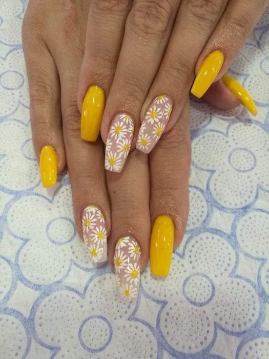 Самый красивый маникюр в ромашки на весну-лето