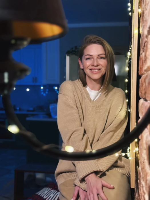 Яна Глущенко с короткими волосами, фото