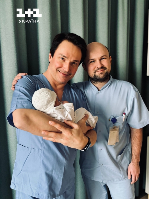 Звезда "Женского доктора" во второй раз стал отцом и очаровал фотографию с новорожденным малышом - фото №2