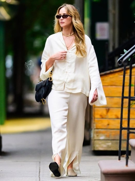 Дженнифер Лоуренс показала, с чем носить брючный костюм свободного кроя