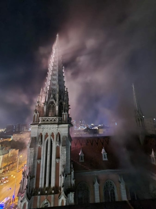 В Киеве горел Костел Святого Николая: подробности - фото №1