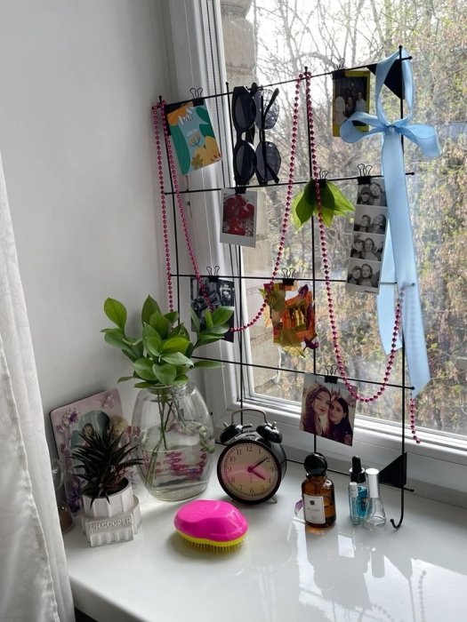 Уберите фотографии с подоконника