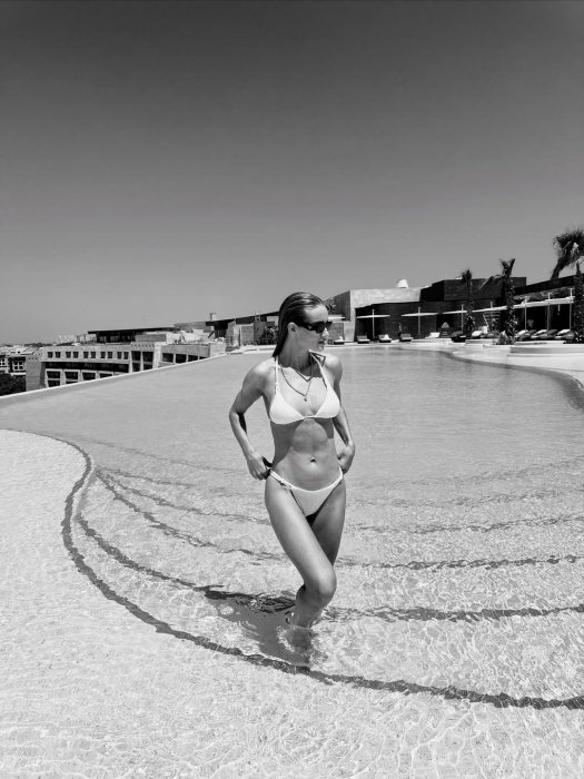 Роузі Гантінгтон-Вайтлі показала фігуру в бікіні