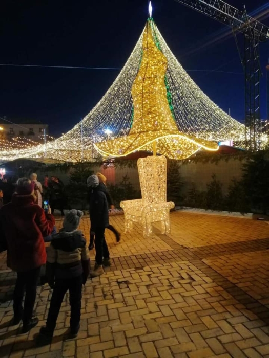 На Софиевскую площадь вернули скандальную шляпу, снятую с новогодней елки (ФОТО) - фото №2