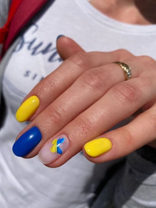 Модный маникюр в патриотическом стиле