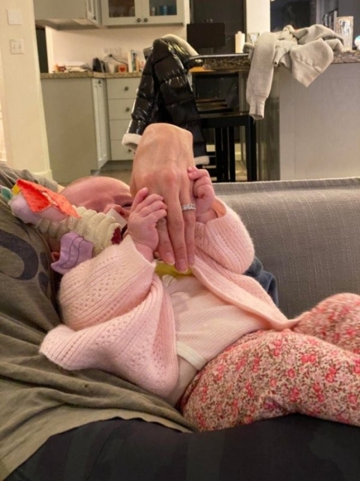 Малыш держит мамину руку, оптическая иллюзия, фото