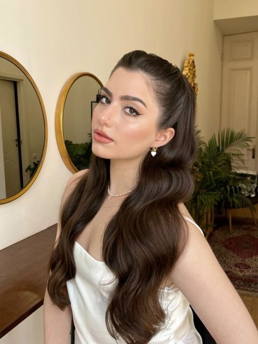 Красиві та прості зачіски на випускний 2025, фото