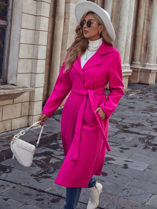 Жінка у пальто насиченого рожевого кольору, фото