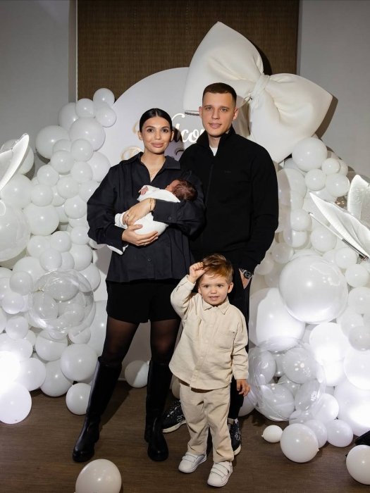 Блогерка Яна Дога під час виписки з пологового будинку