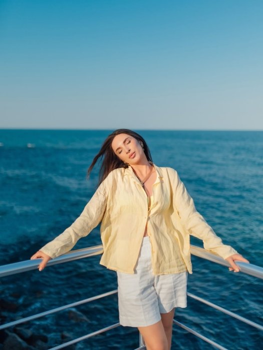 Ніжно-жовтий в образах, фото