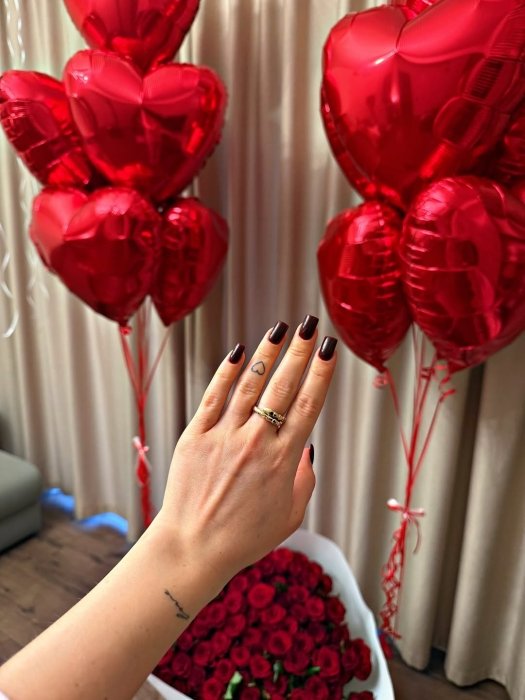 Інна Бєлєнь показала каблучку на пальці, фото