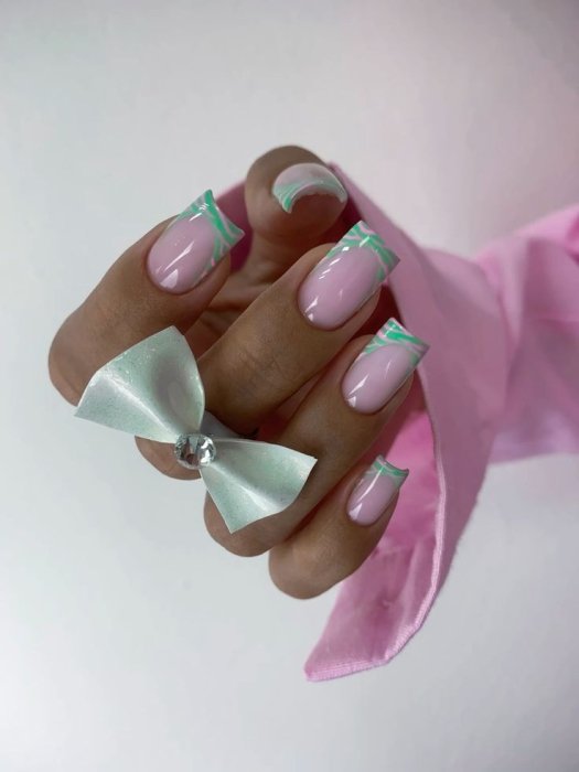 Модный маникюр на 1 сентября для старшеклассниц