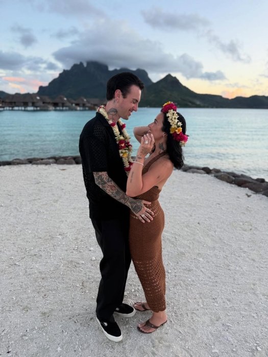 Деми Ловато показала, с чем носить модное вязаное платье летом 2025 года