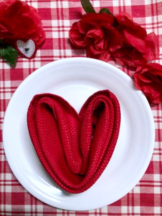 Розы, лилии и сердечки: мастер-класс, как сложить салфетку на праздничный стол (ФОТО) - фото №13