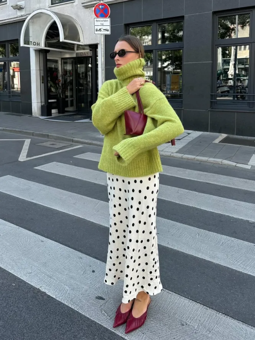 Модний светр фісташкового кольору на осінь 2025, фото