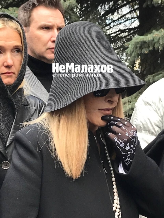 Пресс-секретарь путина бросился целовать руки Пугачевой, которая пришла на похороны Юдашкина (ВИДЕО) - фото №2