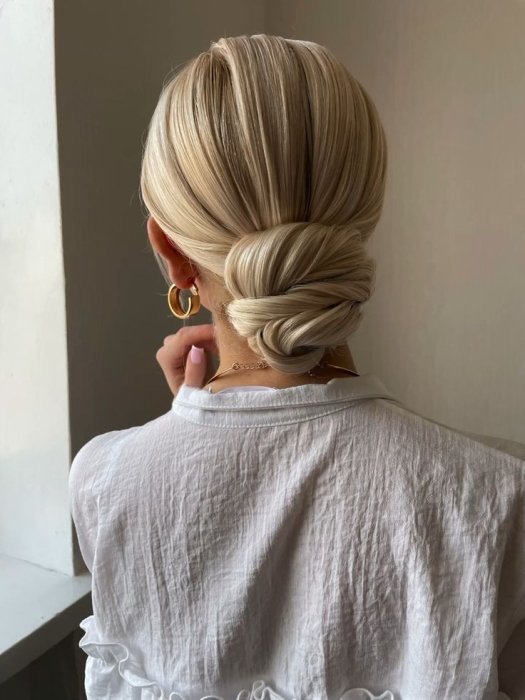Низкий пучок на выпускной, фото