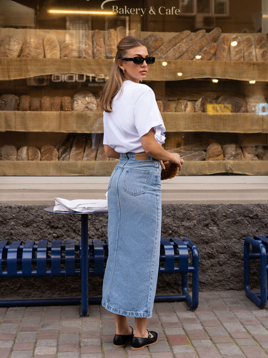 На фото длинная джинсовая юбка
