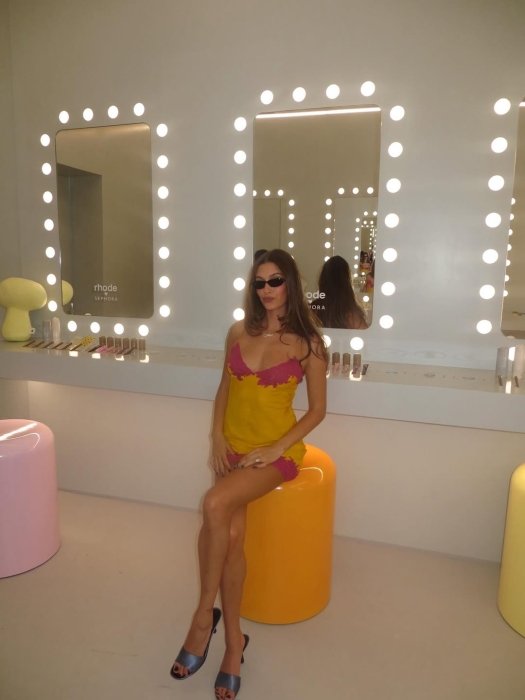 Гейлі Бібер у вінтажній сукні від Діор - фото