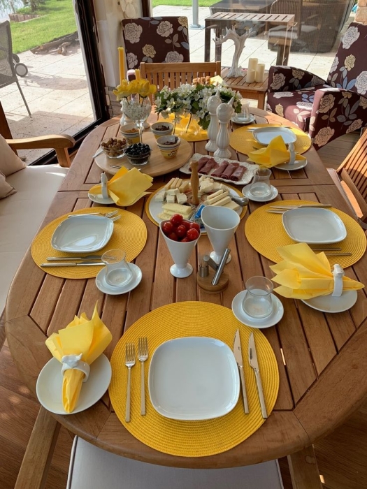 Вишукано і апетитно: як сервірувати стіл у жовтих кольорах (ФОТО) - фото №4