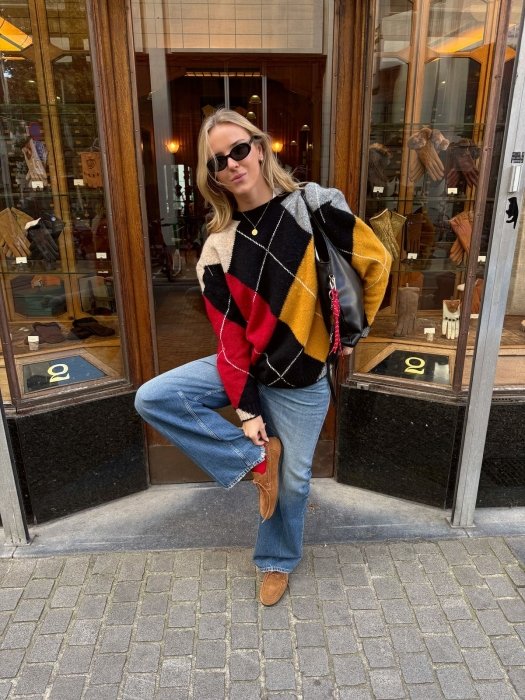 Модный свитер с ромбами.